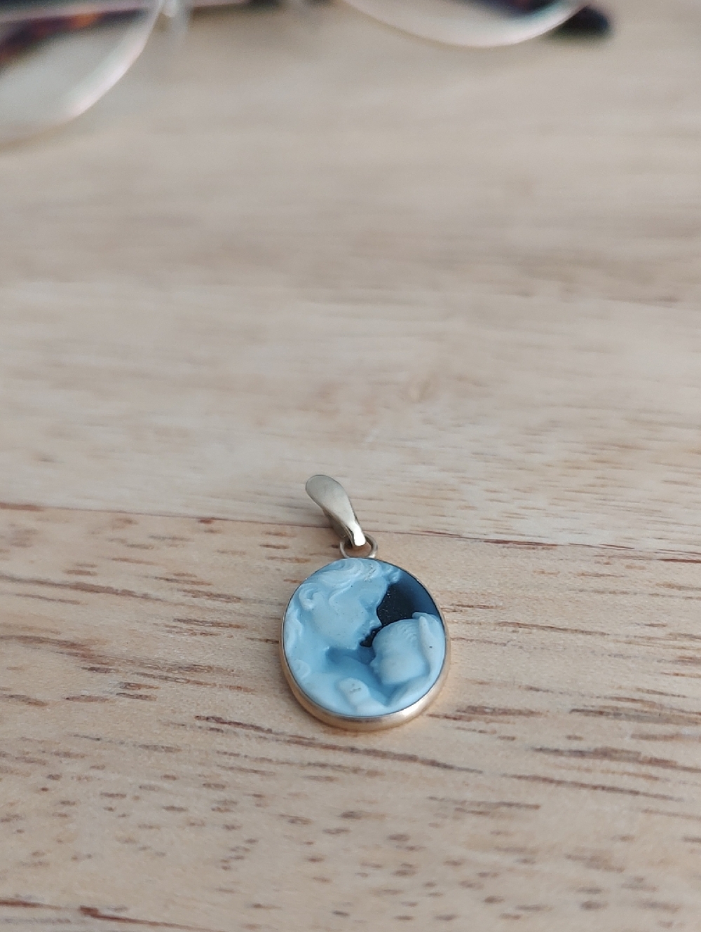 Blue and White Cameo-Style Oval 10k Yellow Gold Pendant - Women Jewelry - Picture 4 of 4